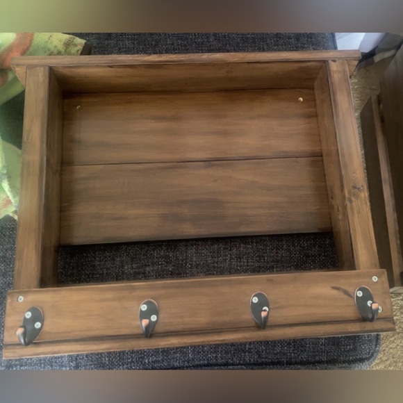 Shelf/hanger